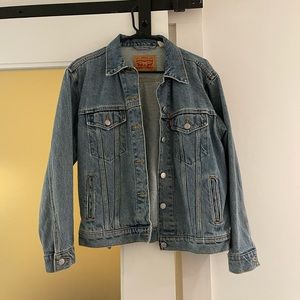 Levi’s blue jean trucker jacket M